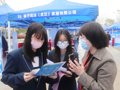 走進百企招聘會，助力學子就好業